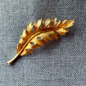 Gorgeous vintage gold tone leaf pin pendant brooch. Signed. CORO 1961.